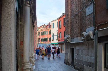 Venedik, İtalya - 24 Mayıs 2024: Venedik, İtalya 'da Salizada San Polo yakınlarındaki dar bir sokakta yürüyen turistler, antik binaların yanından geçiyor