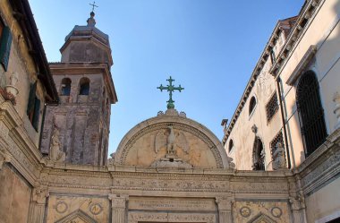 Venedik, İtalya - 24 Mayıs 2024: Venedik 'teki Scuola Grande di San Giovanni Evangelista' da büyük bir yeşil haç ve çan kulesinin mimari ayrıntıları