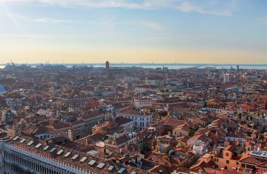 Venedik, İtalya - 24 Mayıs 2024: Venedik Gölüne ve adalarına tepeden bakan kırmızı çatılarıyla Venedik 'in panoramik manzarası