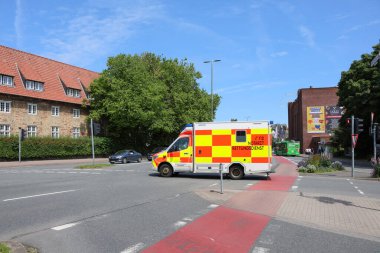 Flensburg, Almanya - 13. Haziran 2025: Almanya 'nın kuzeyinde güneşli bir günde Almanya' nın kuzeyinde, Flensburg kentinde bir caddede Alman ambulansı sürüyor