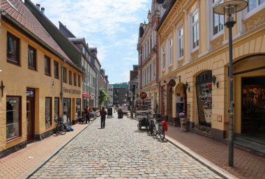 Flensburg, Almanya - 13. Haziran 2025: Almanya 'nın Flensburg kentindeki ünlü kaldırım taşı caddesi Rote Caddesi' nde yürüyen insanlar
