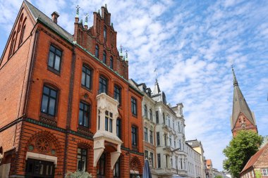 Flensburg, Almanya - 13. Haziran 2025: Tarihi mimari ve Almanya 'nın Flensburg kentindeki bir kilise kulesinin resimli görüntüsü, açık bir gökyüzü altında Avrupa cazibesini yansıtıyor