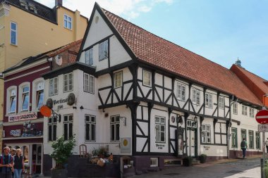 Flensburg, Almanya - 13. Haziran 2025: Almanya 'nın Flensburg kentindeki tarihi bir binanın yarı keresteli cephesi, geleneksel Kuzey Avrupa mimarisini ön plana çıkarıyor