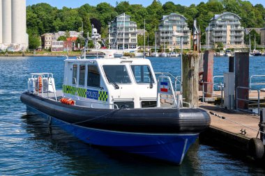 Flensburg, Almanya - 13. Haziran 2025: Polis devriye botu Flensburg Fjord, Almanya 'da limana demirledi