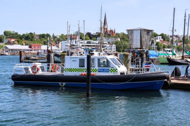 Flensburg, Almanya - 13. Haziran 2025: Polis devriye botu güneşli bir yaz gününde Almanya 'nın Flensburg limanında demirledi