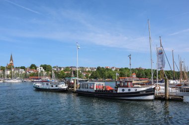 Flensburg, Almanya - 13. Haziran 2025: Flensburg, Almanya 'da güneşli bir günde birkaç tekneyle Museumshafen Limanı