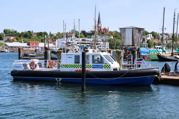 Flensburg, Almanya - 13. Haziran 2025: Polis devriye botu güneşli bir yaz gününde Almanya 'nın Flensburg limanında demirledi