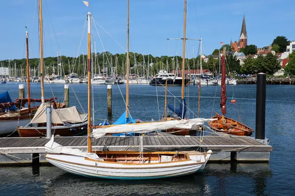 Flensburg, Almanya - 13. Haziran 2025: Güneşli bir yaz gününde Flensburg, Almanya 'da bir rıhtımda demirleyen tahta yelkenliler
