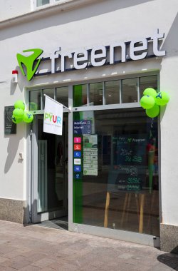 Flensburg, Almanya - 13. Haziran 2025: Flensburg, Almanya 'daki Freenet mağazası, yeşil balonlar ve PYUR reklam hizmetleriyle süslendi