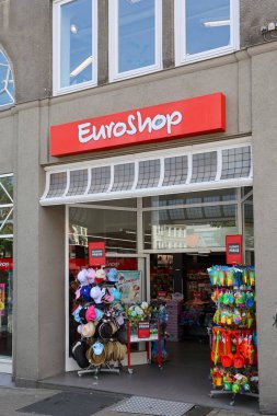 Flensburg, Almanya - 13. Haziran 2025: Almanya 'nın Flensburg kentindeki Euroshop mağazasında şapkalar, plaj oyuncakları ve mayo gibi çeşitli yaz ürünleri sergileniyor