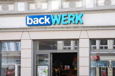 Flensburg, Almanya - 13. Haziran 2025: Flensburg, Almanya 'da BackWerk logosu ve mağazası, taze hamur işleri ve fırınlanmış ürünler sunuyor