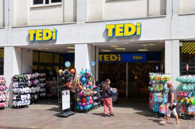 Flensburg, Almanya - 13. Haziran 2025: Flensburg 'daki Tedi mağazasında plaj oyuncakları ve yaz aksesuarları da dahil olmak üzere çeşitli renkli ürünler satılıyor