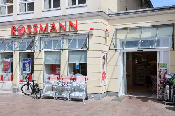 Flensburg, Almanya - 13. Haziran 2025: Flensburg, Almanya 'da bir Rossmann eczanesinin vitrininde çeşitli ürünler sergilenmekte ve ticarete açılmaktadır