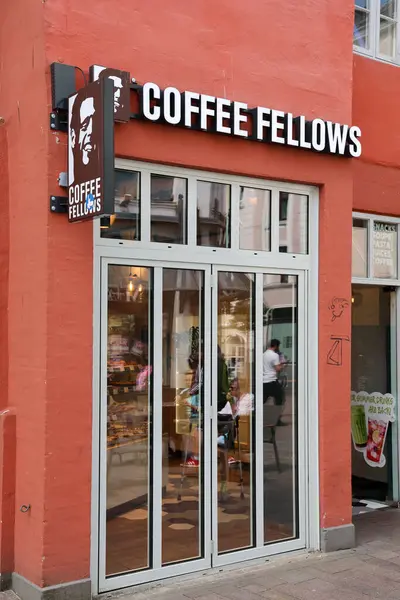 Flensburg, Almanya - 13. Haziran 2025: Kahve Dostları, Almanya 'nın Flensburg kentinde müşterileri olan kahveciler