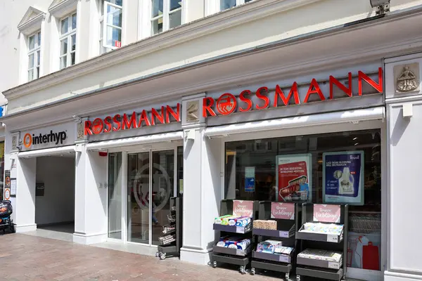 Flensburg, Almanya - 13. Haziran 2025: Almanya 'nın Flensburg kentinde güneşli bir yaz gününde tanıtım ürünleri sergilenen Rossmann eczanesinin vitrininde