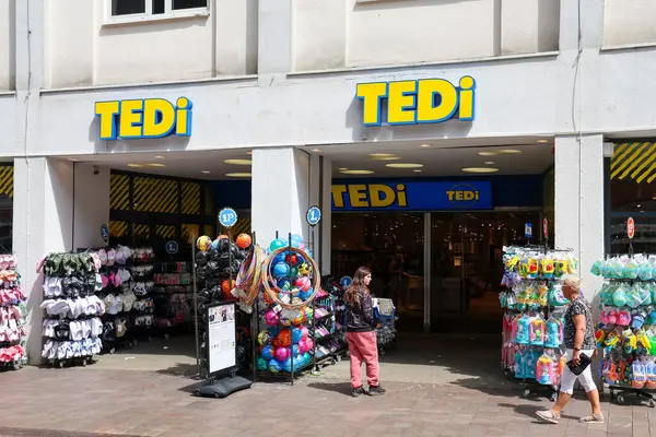 Flensburg, Almanya - 13. Haziran 2025: Flensburg 'daki Tedi mağazasında plaj oyuncakları ve yaz aksesuarları da dahil olmak üzere çeşitli renkli ürünler satılıyor