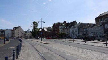 Flensburg, Almanya - 13. Haziran 2025: Almanya 'nın Flensburg kentinde güneşli bir günde şehir trafiği akıyor