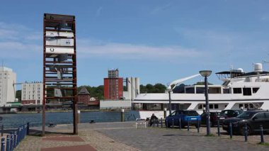 Flensburg, Almanya - 13. Haziran 2025: Paslı metal tabelasındaki harfler değişiyor, Flensburg limanında farklı mesajlar ortaya çıkıyor