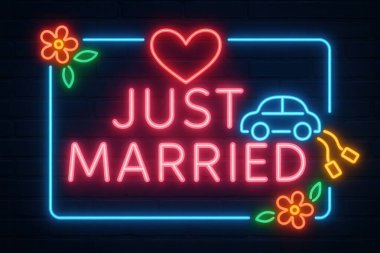 Renkli neon tabela yeni evlileri kutluyor, içinde bir araba ve bir kalp var, siyah tuğla bir arka planda parlıyor.