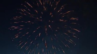 Havai fişekler, kutlama etkinliği sırasında patlayan parlak renkli patlamalarla karanlık gökyüzünü aydınlatıyor.