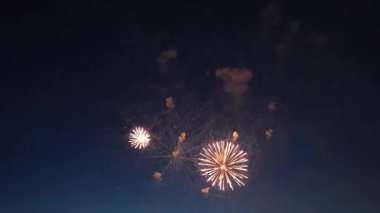 Gece vakti gökyüzü güçlü, çok renkli havai fişeklerle aydınlanıyor ve festival sırasında parlak, ışıl ışıl desenler yaratıyor.