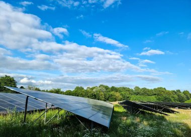 Büyük güneş panelleri bir alanda güneş ışığını yakalıyor, sürdürülebilir bir gelecek için temiz enerji üretiyor