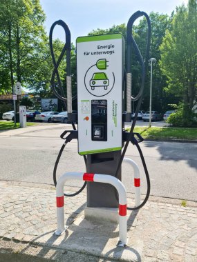 Kiel, Almanya - 18. Haziran 2025: Almanya 'da çevre dostu taşımacılığa katkıda bulunan, elektrikli araçlar için yeşil enerji sağlayan modern şarj istasyonu