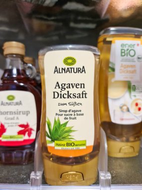 Kiel, Almanya - 18. Haziran 2025: Alnatura agave şurubu şişesinin yakın çekimi, bir perakende ortamında organik ve doğal tatlandırıcı özelliklerini vurguluyor