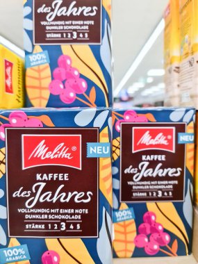 Kiel, Almanya - 18. Haziran 2025: Bir süpermarket rafında sergilenen koyu çikolata aromalı kahve paketleri
