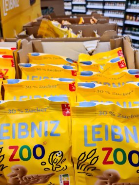 Kiel, Almanya - 18. Haziran 2025: Leibniz Hayvanat Bahçesi bisküvileri paketleri,% 30 daha az şekerli, süpermarketin rafındaki bir karton kutuda düzenlendi