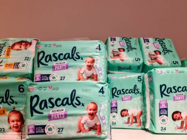 Kiel, Almanya - 18. Haziran 2025: Bir mağaza rafında çeşitli boyutlarda Rascals premium pantolon bezi paketleri düzenlendi