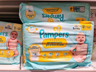 Kiel, Almanya - 18. Haziran 2025: Bebek bezi paketleri süpermarket rafında sergilendi