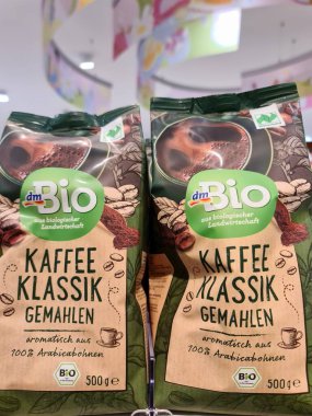 Kiel, Almanya - 18. Haziran 2025: Süpermarket rafında% 100 organik Arap fasulyesinden yapılmış iki paket dmBio Kaffee Klassik öğütülmüş kahve sergileniyor