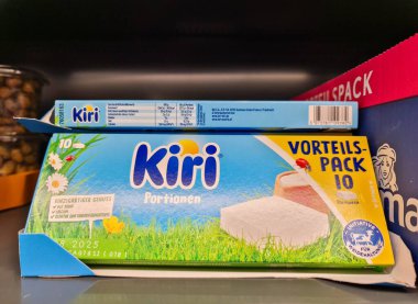 Kiel, Almanya - 18. Haziran 2025: Rafta duran bir paket Kiri peyniri alınmaya hazır
