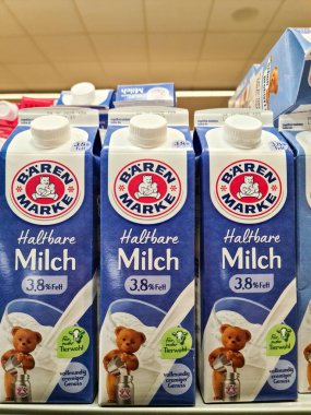 Kiel, Almanya - 18. Haziran 2025: Bren marke haltbare milch kartonlarında% 3,8 yağ oranı bir süpermarket rafında satılmaya hazırdır 