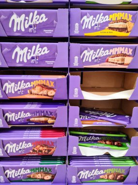 Kiel, Almanya - 18. Haziran 2025: Alpenmilch ve MMMAX de dahil olmak üzere Milka çikolatalarının farklı çeşitleri, bir süpermarket rafında satışa sunuldu.