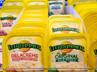 Kiel, Almanya - 18. Haziran 2025: Leerdammer peyniri paketleri, orijinal ve delacreme, bir mağaza rafında satılmaya hazır.