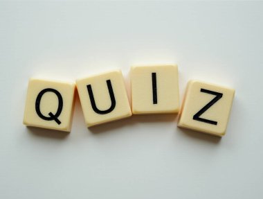 Bilgi yarışmasını oluşturan dört harfli küp beyaz bir arkaplanda anketler ve testler hakkında kavramsal bir görüntü yaratıyor.