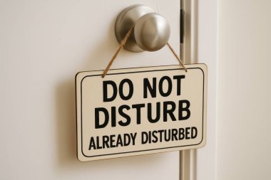 Kapı koluna asılmış bir mizahi tabela zaten rahatsız edilmiş, neşeli mesajı gösterir, neşeli ayarlar için mükemmeldir.