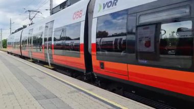 Viyana, Avusturya - 11. Temmuz 2025: Viyana 'da bir istasyonda kırmızı beyaz bir BB treni bekliyor