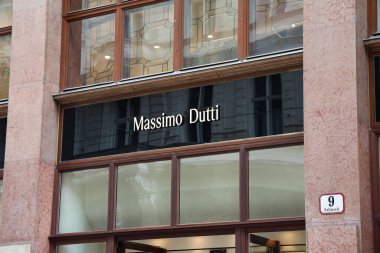 Viyana, Avusturya - 12. Temmuz 2025: Avusturya 'nın Viyana kentindeki Massimo Dutti mağazasında, markanın logosu sofistike bir mağazada sergileniyor