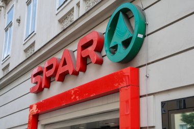 Viyana, Avusturya - 12. Temmuz 2025: Avusturya 'nın Viyana kentindeki bir süpermarkette yeşil köknar ağacı sembollü kırmızı SPAR logosu