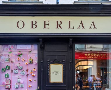 Viyana, Avusturya - 12. Temmuz 2025: Viyana 'daki ünlü Oberlaa pastanesinin vitrininde dekore edilmiş bir pencere ve girişi gösteriliyor