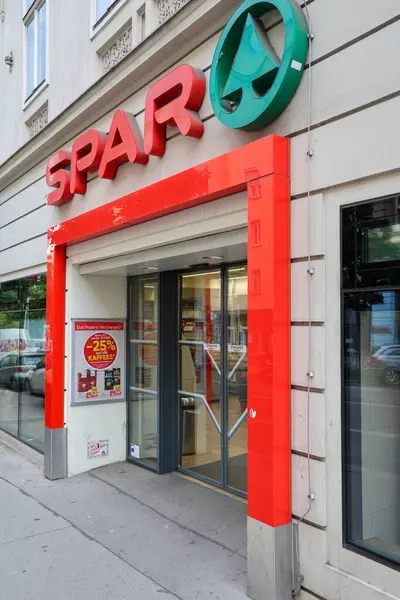 Viyana, Avusturya - 12. Temmuz 2025: Viyana, Avusturya 'daki SPAR süpermarket girişi, dikkat çekici kırmızı bir çerçeve ve logoyla mağazanın içini gözler önüne seriyor