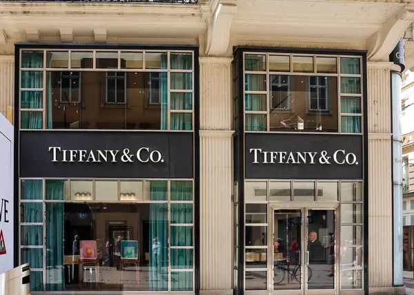 Viyana, Avusturya - 12. Temmuz 2025: Viyana, Avusturya 'daki Tiffany & Co. Store, ikonik logosunu ve vitrinlerini sergiliyor