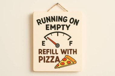Benzin göstergesinin boş olduğunu gösteren komik bir tabela ve beyaz bir duvarda asılı duran pizzayı tekrar doldurmayı öneriyor.