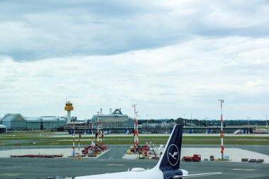Hamburg, Almanya - 10. Temmuz 2025: Bulutlu bir günde Hamburg Havaalanı kapısında bir Lufthansa uçağının görüntüsü