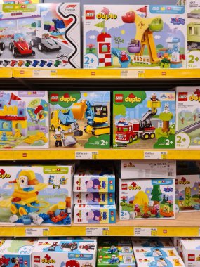 Kiel, Almanya - 09. Ağustos 2025: Raflarda dizilmiş renkli Lego Duplo kutuları, çocukların eğlencesi ve gelişimi için çeşitli oyun setlerinin sergilenmesi
