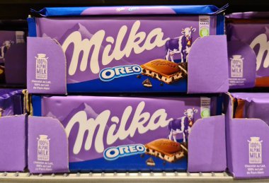 Kiel, Almanya - 18. Ağustos 2025: Milka Oreo çikolatalarından oluşan mor paketler bir mağaza rafında satışa sunuldu