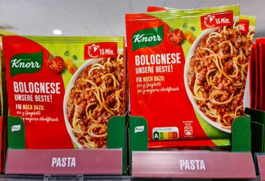 Kiel, Almanya - 18. Ağustos 2025: Bir süpermarket rafında satışa sunulan Knorr bolonez sosu paketleri